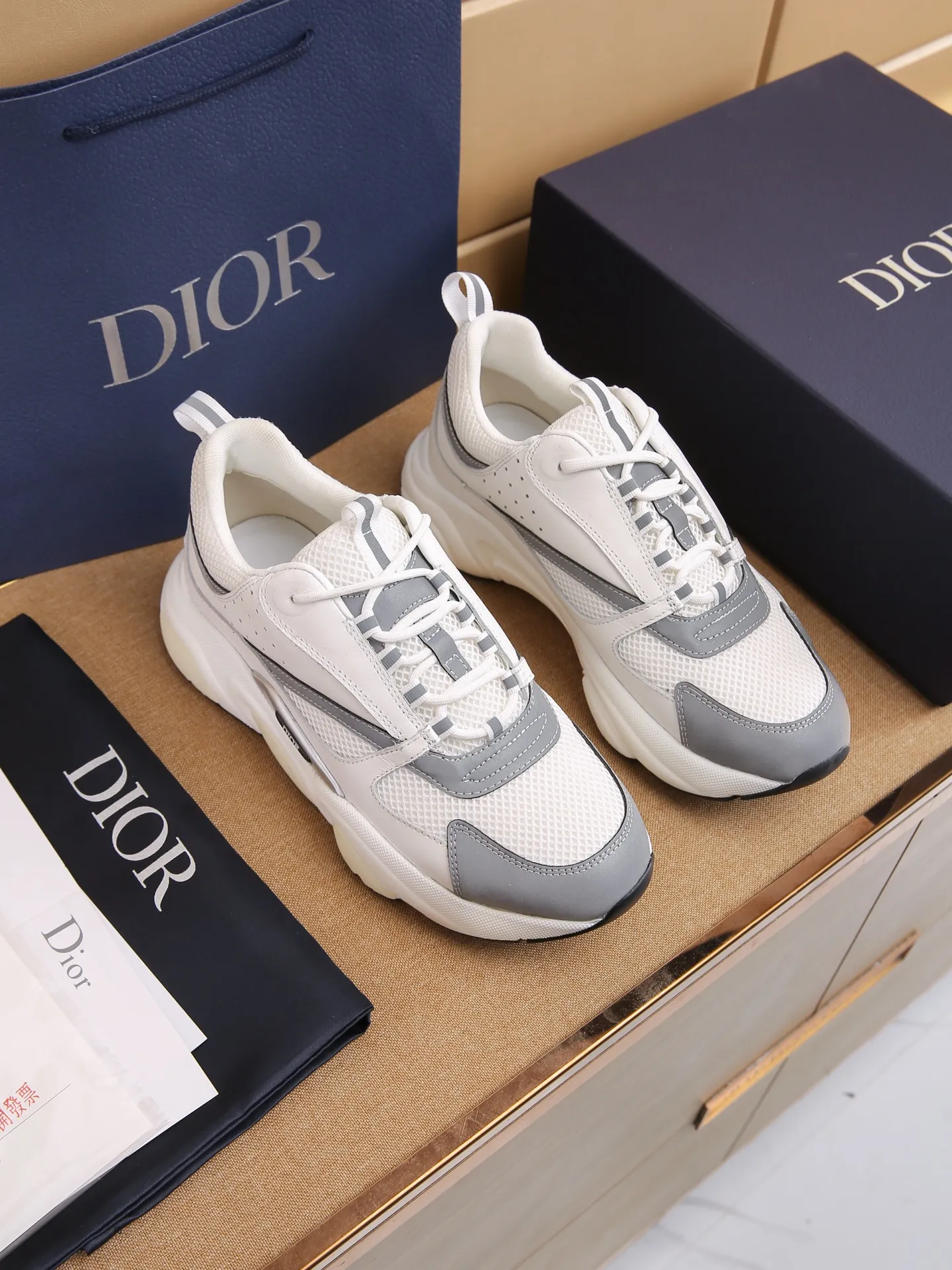Factory price: 460💰Dior’s top version of D’s b22 men’s sports shoes. Inspired by retro running styles, the chunky low-top silhouette features gray calf leather and blue and white mesh fabric uppers, atop a black, white and blue engraved rubber sole. Nylon ribbon accents the blue mesh tongue and heel counter, and a "dio~" logo appears on the side. Pair it with a suit for a striking contrast and add a sportswear-chic edge to your look. The thick sole can be about 4cm~ Size: 38-45, [46, 47 customized]